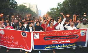 کراچی میں مزدور مارچ کا انعقاد، شرکا کا تمام مزدوروں کیلئے مناسب اجرت، سماجی تحفظ کا مطالبہ