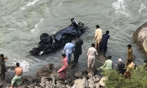 آزاد کشمیر میں سیاحوں کی گاڑی حادثے کا شکار، ایک جاں بحق، 7 کی تلاش جاری