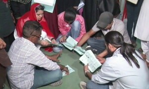 سندھ میں خالی بلدیاتی نشستوں پر ووٹنگ کا عمل مکمل، گنتی شروع