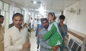 سوات: سیکیورٹی اہلکار کی &rsquo;غلطی&lsquo; سے اسکول وین پر فائرنگ، ایک بچی جاں بحق، 7 زخمی