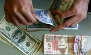 اوپن مارکیٹ میں ڈالر کی قدر ایک مرتبہ پھر 300 روپے سے متجاوز