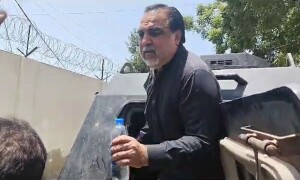 انسداد دہشتگردی عدالت: عمران اسمٰعیل 2 روزہ جسمانی ریمانڈ پر پولیس کے حوالے