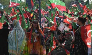 پی ٹی آئی کا ایک بار پھر زیر حراست خواتین کے ساتھ بدسلوکی کا الزام، پولیس کی تردید