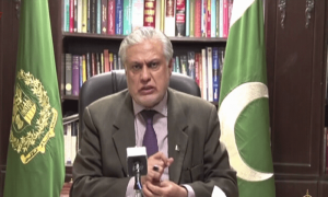 وزیرخزانہ اسحٰق ڈار کا پیٹرول کی فی لیٹر قیمت میں 8 روپے کمی کا اعلان