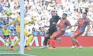 Giroud seals win at Juve and Champions League spot for Milan