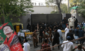 خاتون جج دھمکی کیس: وارنٹ کی تعمیل کیلئے پولیس کی زمان پارک آمد