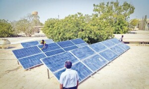 حکومت نے بجٹ میں سولر پینل کو کسٹم ڈیوٹی سے استثنیٰ دے دیا