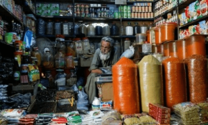 بڑھتی مہنگائی، قرضے اور ماحولیاتی تبدیلی معیشت کو درپیش بڑے خطرات قرار