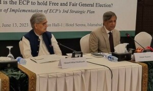الیکشن کمیشن کی تیاری کے باوجود حکومت انتخابات کے انعقاد کا فیصلہ کرنے سے گریزاں