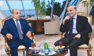 وزیراعظم دوطرفہ تعلقات کے فروغ کیلئے سرکاری دورے پر آذربائیجان پہنچ گئے