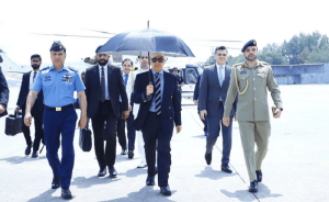 پیرس سربراہی اجلاس میں عالمی مالیاتی اداروں کی تنظیم نو پر پاکستان کا مؤقف پیش کروں گا، وزیراعظم