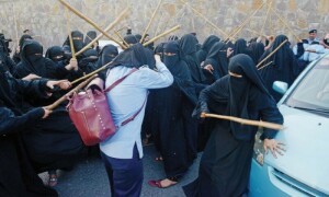 مولانا عبدالعزیز کی گرفتاری کی مبینہ کوشش کےخلاف جامعہ حفصہ کی طالبات کا احتجاج