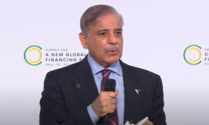 عالمی قرض دہندگان جنگ پر اربوں خرچ کریں گے لیکن سیلاب زدہ پاکستان کو صرف قرض دیں گے، وزیراعظم