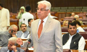 شہریوں کے ملٹری ٹرائل کےخلاف کیس کی سماعت پر خواجہ آصف کی عدلیہ پر تنقید