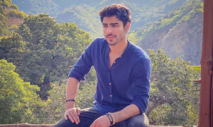 شوبز میں آنے سے قبل تمباکو کی فیکٹری میں ملازمت کی، خوشحال خان