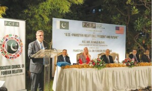پاکستان پر چین اور امریکا میں سے کسی ایک کا انتخاب کرنے کیلئے دباؤ نہیں ڈالا جا رہا، ڈونلڈ بلوم