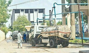کراچی کے کئی علاقوں میں پانی کی شدید قلت کے باعث عوام پریشان