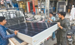 ایل سیز کھولنے میں مشکلات کے سبب سولر پینلز کی درآمدات آدھی رہ گئیں