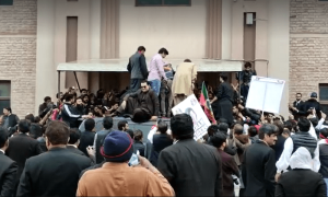 جوڈیشل کمپلیکس حملہ کیس: اسلام آباد کی عدالت نے چیئرمین پی ٹی آئی و دیگر کے وارنٹ جاری کردیے