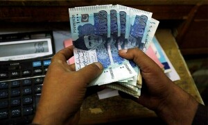 ڈالرز کی نمایاں آمد کے باوجود روپے کی قدر میں مسلسل تیسرے روز کمی