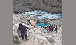 گلگت: ضلع غذر میں گاڑی گہری کھائی میں گرگئی، ایک شخص جاں بحق، 14 افراد زخمی