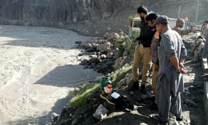 گلگت بلتستان: سیاحوں کی گاڑی دریا میں جا گری، ایک شخص جاں بحق، 5 لاپتا