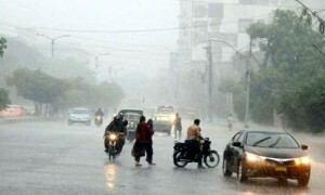 کراچی کے مختلف علاقوں میں بارش، حادثات میں 3 بچے جاں بحق