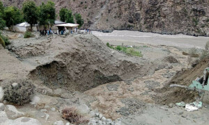 کوہستان: سیلاب سے شاہراہ قراقرم کا ایک حصہ بہہ گیا، درجنوں مسافر پھنس گئے