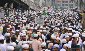 بنگلہ دیش: قرآن پاک کے درجنوں نسخے نذرآتش کرنے پر ہزاروں افراد کا مظاہرہ