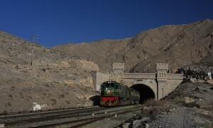 پاکستان ریلوے کا پہیہ پٹری پر کب چڑھے گا؟