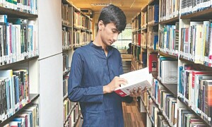 جامعات میں اسکالرشپ پر پڑھنے والے طلبہ خود کو کمتر محسوس کیوں کرتے ہیں؟
