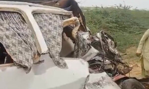 ٹھٹہ: جھرک کے قریب مسافر وین اور ٹرک کے درمیان تصادم، 7 افراد جاں بحق