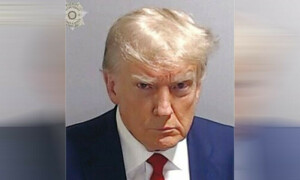 الیکشن فراڈ کیس میں ڈونلڈ ٹرمپ گرفتاری کے بعد رہا، دورانِ حراست کھینچی گئی تصویر وائرل