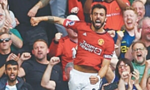 United rally to beat Forest, Arsenal held by 10-man Fulham