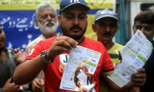 سرکاری ملازمین کیلئے مفت یونٹس سمیت بھاری رعایتوں کی قیمت عوام ادا کرنے پر مجبور