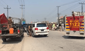 پشاور میں سیکیورٹی فورسز کی گاڑی کے قریب دھماکا، ایک اہلکار شہید، متعدد زخمی