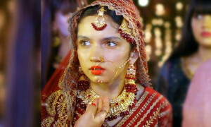&rsquo;مائی ری&lsquo; میں کم عمر بیوی کو حاملہ دکھانے پر لوگ برہم