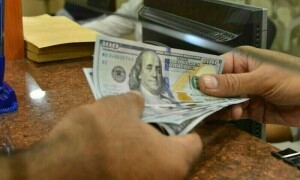 انٹربینک مارکیٹ میں روپیہ مزید مضبوط، ڈالر 298.82 روپے کی سطح پر