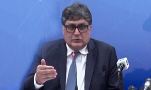 یقین دلاتا ہوں پی آئی اے بند نہیں ہوگی، نجکاری کا زیرالتوا عمل مکمل کریں گے، فواد حسن فواد