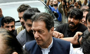 خصوصی عدالت نے عمران خان کو بیٹوں سے فون پر بات کرنے کی اجازت دے دی