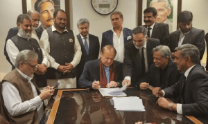 ایون فیلڈ، العزیزیہ ریفرنسز: نواز شریف نے سزا کے خلاف اپیل بحالی کی درخواست پر دستخط کردیے