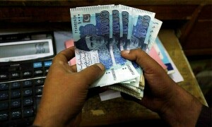 روپے کی قدر میں مسلسل 12 روز سے کمی کا رجحان، ڈالر 1.71 روپے مہنگا