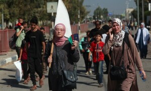 Gazans raise white flags to flee Israeli onslaught on foot