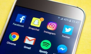 سوشل میڈیا کا زیادہ استعمال بچوں کو سماجی طور پر کیسے تنہا کررہا ہے؟