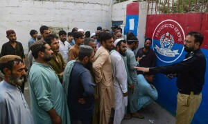 &rsquo;جیل سے بھی بدتر&lsquo;، پاکستان میں دستاویزات کے بغیر مقیم افغان باشندے روپوش