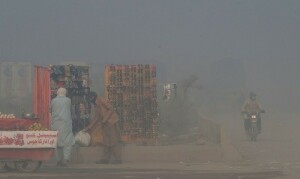 Smog lockdown: Traders accuse police of forcing closure of businesses in Lahore despite permits