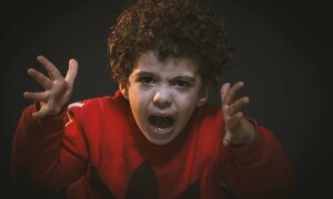 کیا آپ کا بچہ بھی اسکول میں اچھا اور گھر میں بُرا برتاؤ کرتا ہے؟