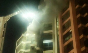 کراچی: آئی آئی چندریگر روڈ پر کثیرالمنزلہ عمارت میں آتشزدگی سے ایک خاتون زخمی