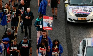 Israeli hostage families start 5-day march on Netanyahu&rsquo;s home