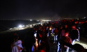 PHOTOS: Relatives, friends await return of Palestinian prisoners